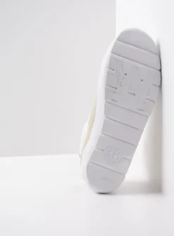 Babati - ijswit canvas/suede